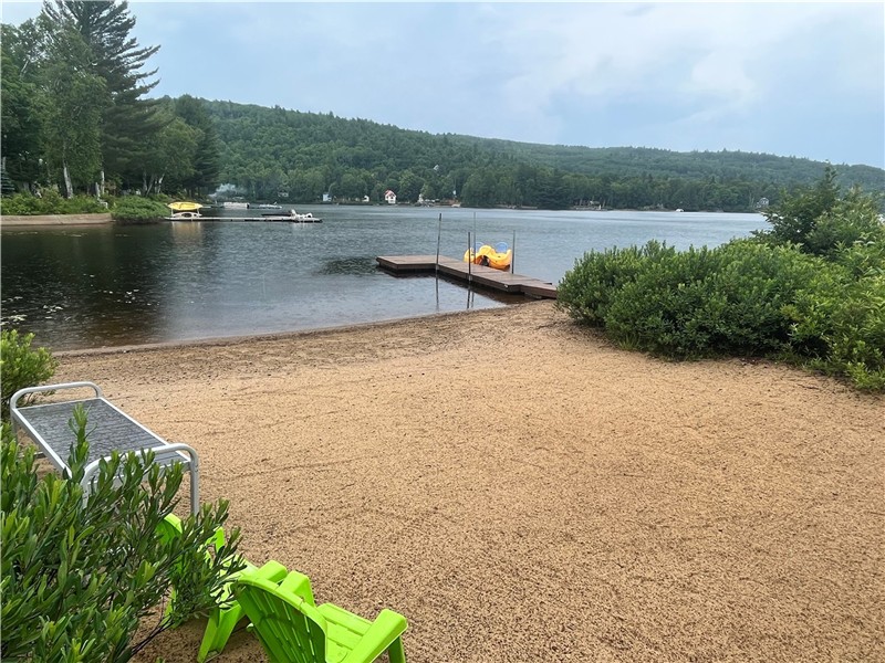 Au Buck du lac: La détente sur le bord de l'eau en été et le paradis de la motoneige en hiver!