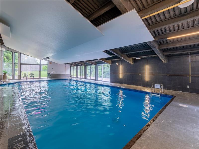 Studio, Condo 1 à 3 chambre à deux pas du Mont Sainte-Anne avec piscine et spa chauffée et foyer !