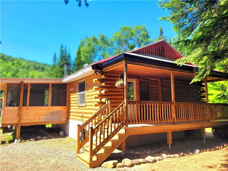 SAUF AU CHALET - LE RUISSEAU (SPA, CHUTES ET SENTIERS À 15 MINUTES DE MARCHE, 3 CHAMBRES FERMÉES)