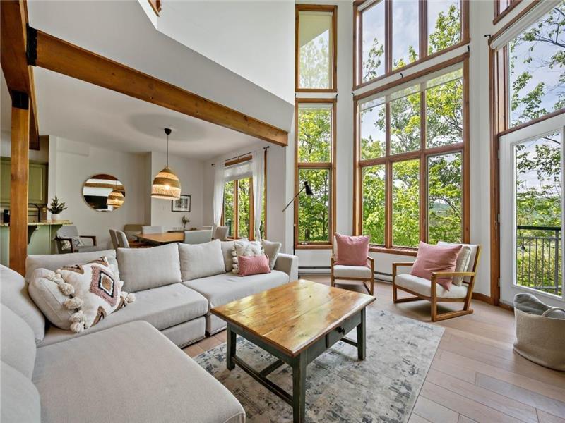 Le Chalumeau - Unique ski-in/ ski-out condo with lake view!