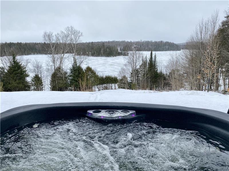 Bord de l'eau Lac Lesage, VUE Splendide Couchers Soleil SPA Arcade Ping-Pong Basketball Foosball