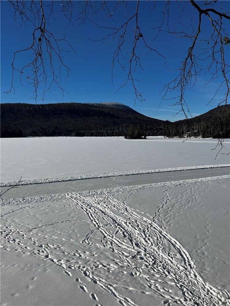 St-Donat, Le Huard – A Charming Rustic Waterfront Retreat Near Mont-Tremblant National Park