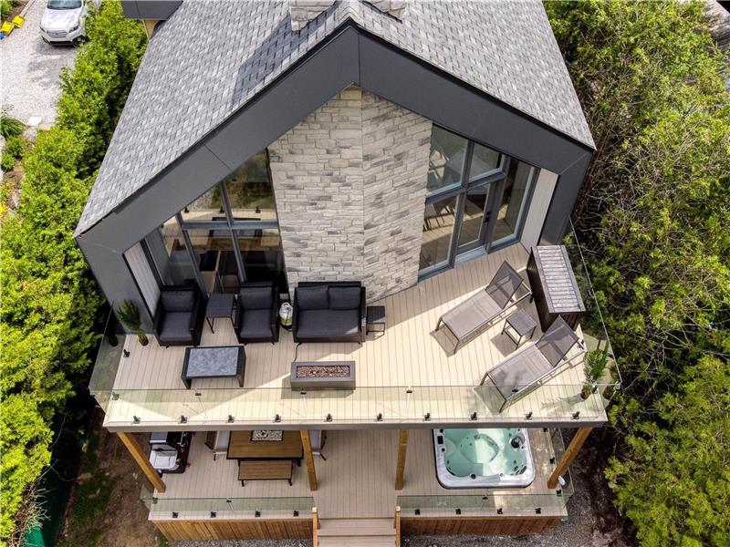 Magnifique chalet au bord de l'eau, moderne et chaleureux (location 32 jours et + seulement)