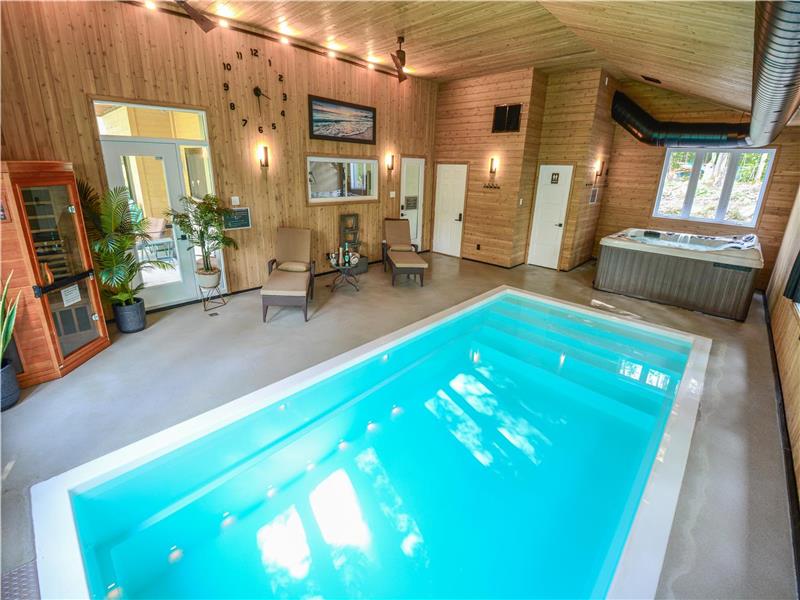 Le SUMMUM piscine intérieur / indoor pool  Collé sur Mt St-Sauveur à Mi-chemin de Mtl & Mt-Tremblant