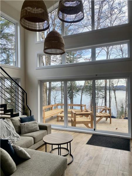 Chalet Le VÜNIK au Lac-des-Plages (SPA, BBQ, INTERNET, PLAGE PUBLIQUE, KARAOKE, JEUX, TERRASSES,ETC)