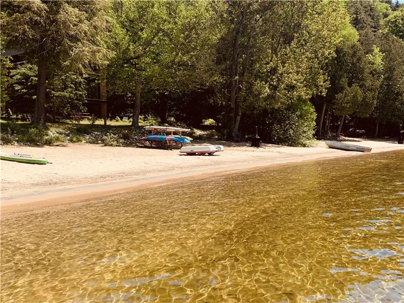Chalet de la baie doré Lac Simon . Plage privée à vos pieds .