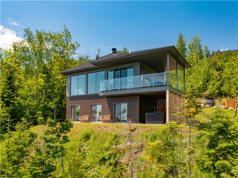 CHM-269 (Contemporary house for an escapade with friends or family)