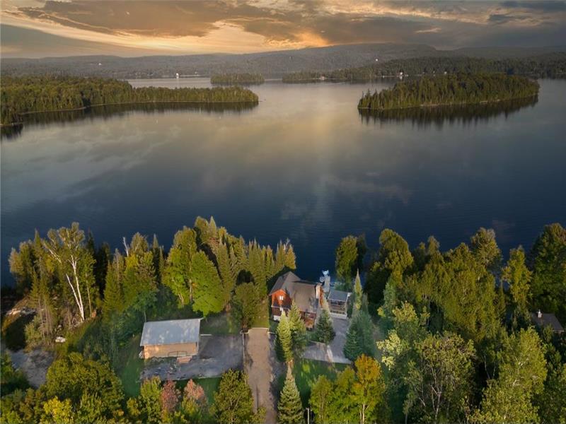 Charmant chalet en bois rond au bord de l'eau, quai privé & spa
