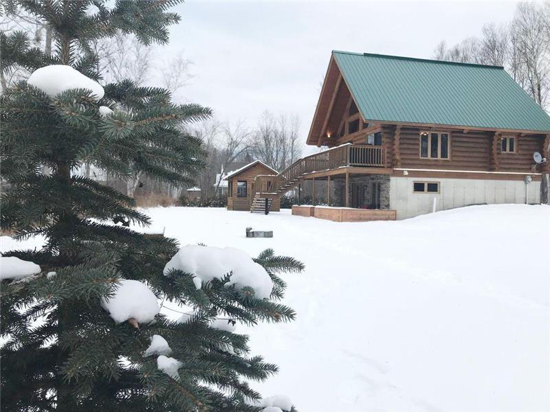 Le chalet le Mammouth est un superbe chalet en bois rond situé sur le bord de la rivière St-Maurice