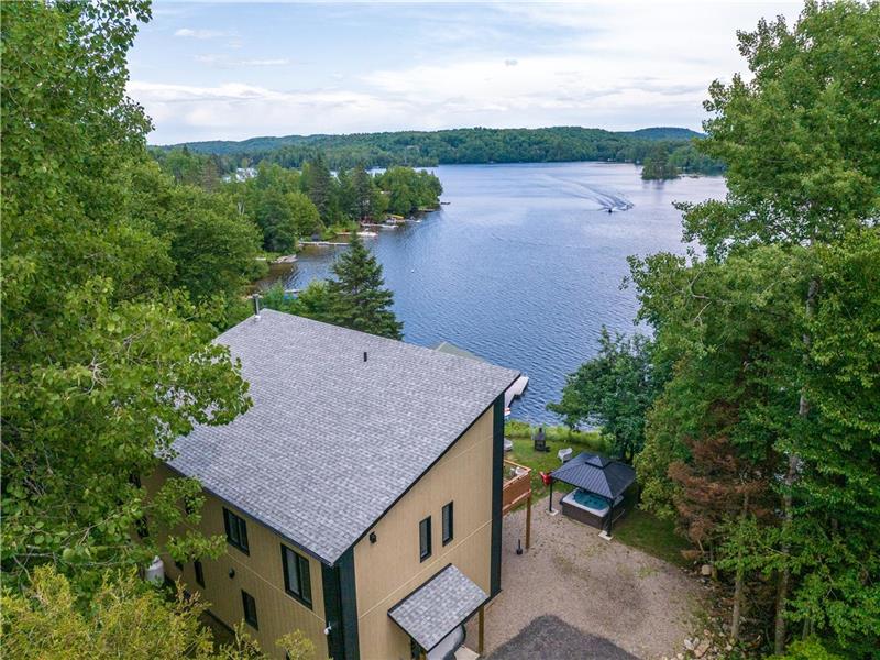 Neuf Chalet Luxueux VUE Panoramique SPA-Bord du lac-Salle de jeux (ping-pong, basket, arcade)