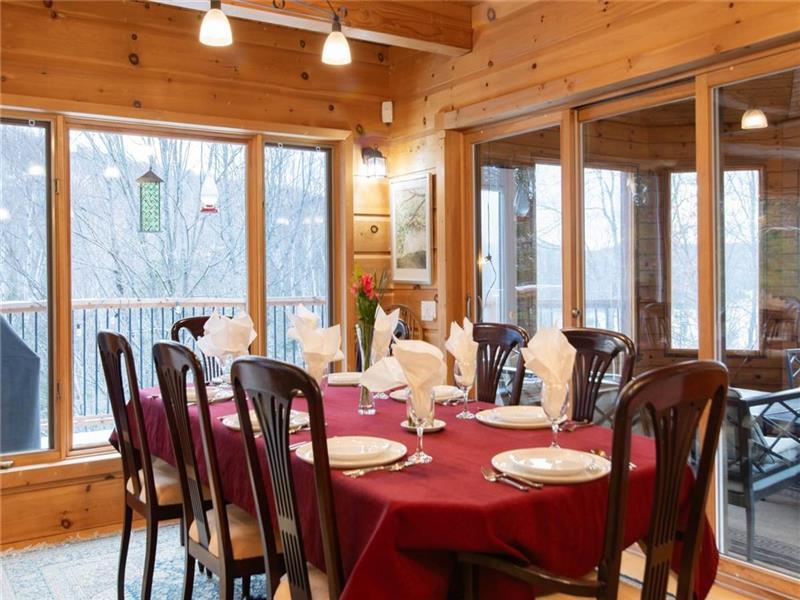 SKI SEASON - SUNNY, CHARMING, SPACIOUS 4BR LAKFRONT CHALET SLEEPS 8 - MONT BLANC, TREMBLANT