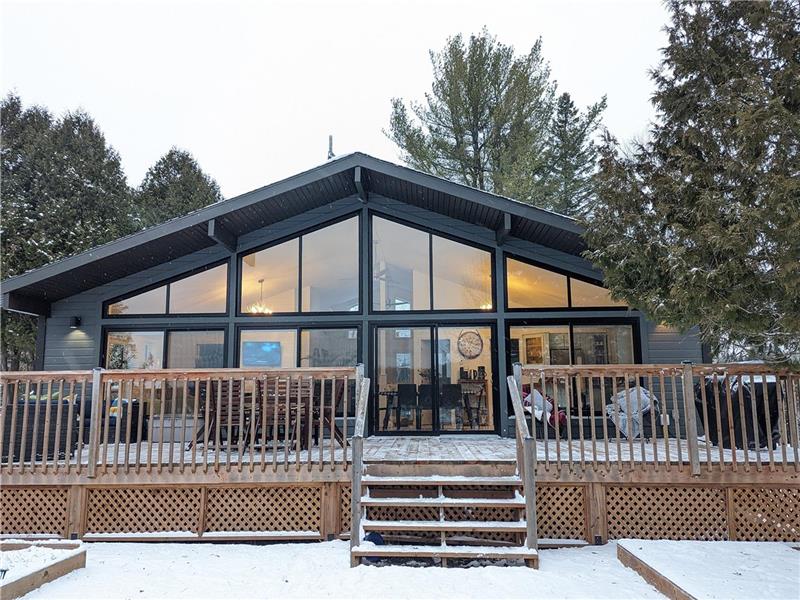 LAKE HOUSE CHALET - PRIVE - BOARD DE L'EAU - AC - SPA - KAYAK - PEDALO - BILLIARDS - VOLLEBALL