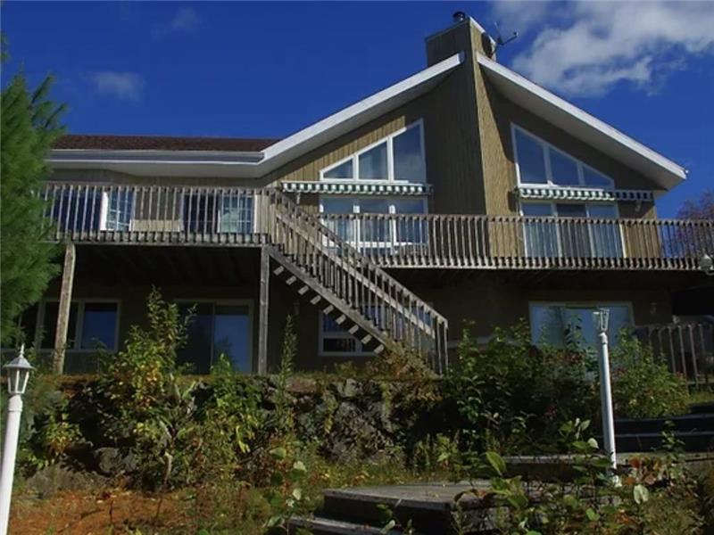 Chalet sur bord de l'eau avec spa (min 31 jours)