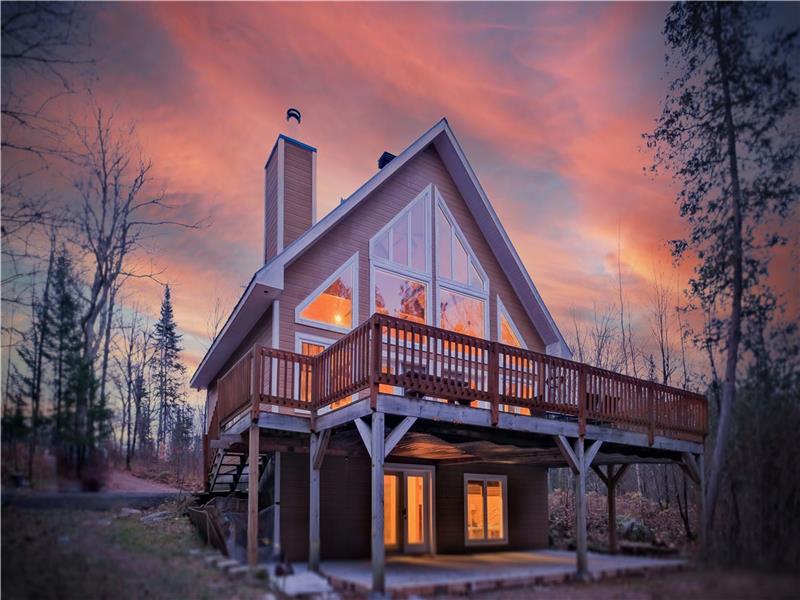 Spacious waterfront cottage - Navigable lake