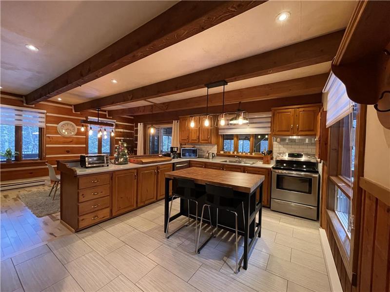 Chalet de l'Ancêtre : chalet rustique de pièce sur pièce avec foyer