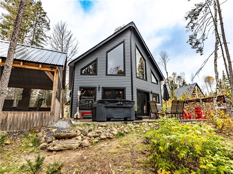 Magnifique chalet familial au bord de la rivière Mékinac & SPA & Foyer