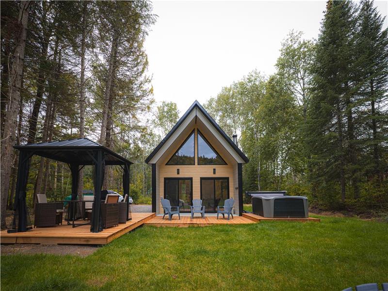 New chalet Le Bébé Falaise, waterfront