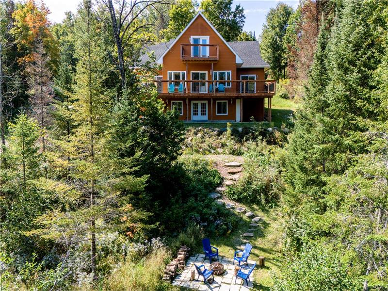 Chalet luxueux au bord de la rivière avec spa et billiards - à seulement 35 min du Mont Tremblant