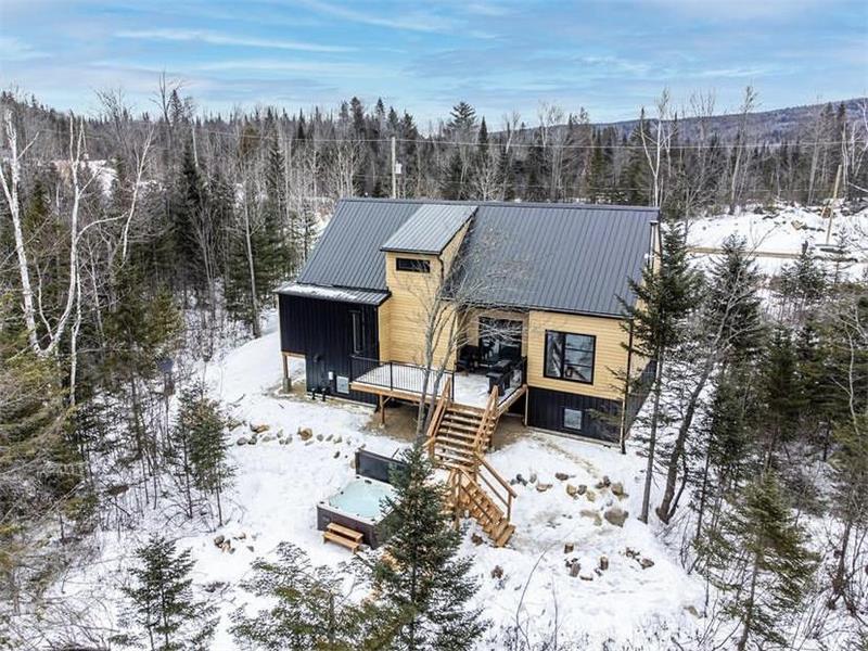 PASSION CHALETS | ÉVASION | SPA - SKI VAL ST-CÔME - LAKE - CLIMBING WALL - KARAOKE - FIREPLACE