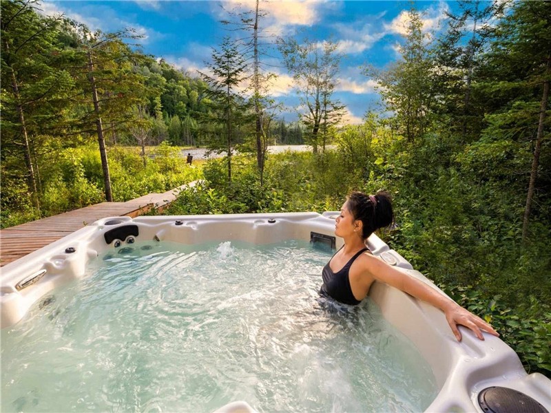 PASSION CHALETS | ÉVASION | SPA - SKI VAL ST-CÔME - LAKE - CLIMBING WALL - KARAOKE - FIREPLACE