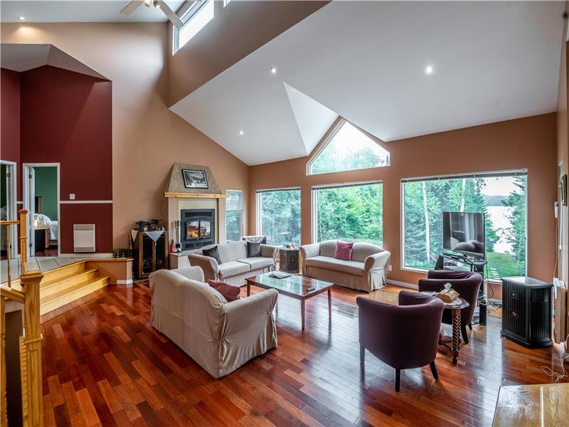 Chaleureux du Lac Blanc - Cottage 2 storeys 5 bedrooms, 2 bathrooms, waterfront