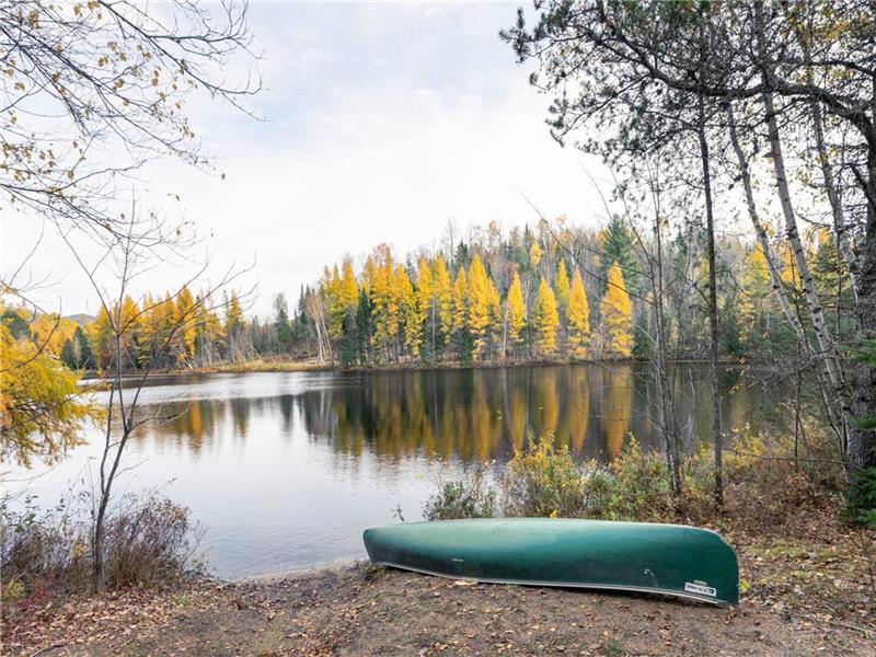 Le Chalet Goulet - Adorable Renovated Lakefront Chalet with Private Beach and Fireplace