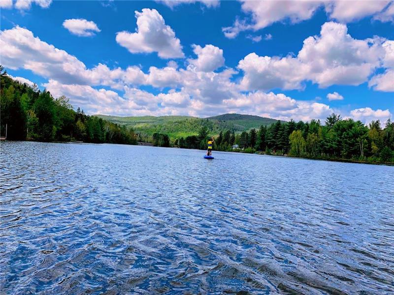 Chalet des Monts -Accès à l'eau et Spa -Wi-Fi- Foyer - Forêt Ouareau pour randonnée