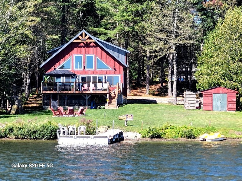 Your Perfect Getaway: Family-Friendly Lakefront Chalet Surrounded by Nature