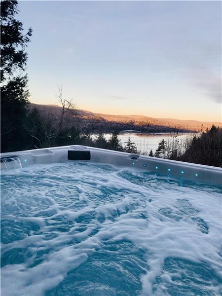 CHALET LE PANORAMIQUE - EN PLEINE NATURE, SPA, VU SUR LA RIVIÈRE SAINT-MAURICE.