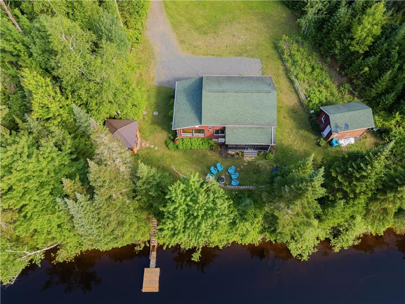 CHALET BOHÔME in St-Alexis-des-monts, all made of wood, modern decor, riverside.