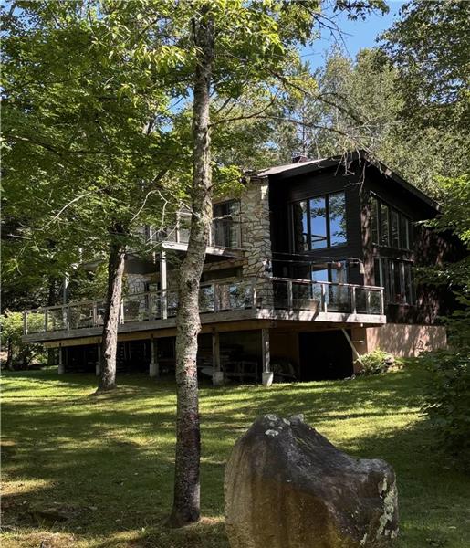Cottage Lac Chaud, La Macaza, Laurentides, Beautiful beach , sunshine on the beach