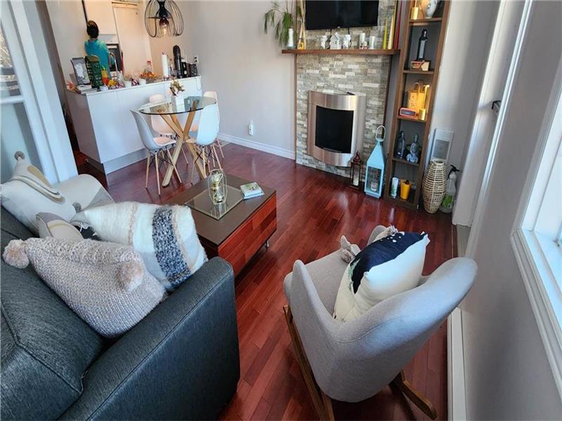 CONDO AU GOUT DU JOUR, MODERNE ET BIEN ÉCLAIRÉ. DÉCORATION PROFESSIONNELLE.