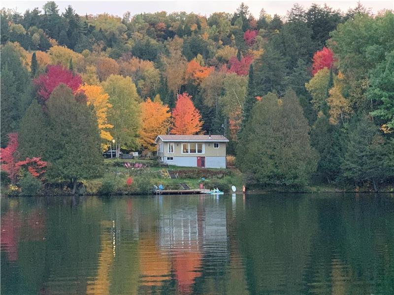 Chalet Joly |Woods fire |Waterfront|Spa|Mountain View|20 minutes from Tremblant