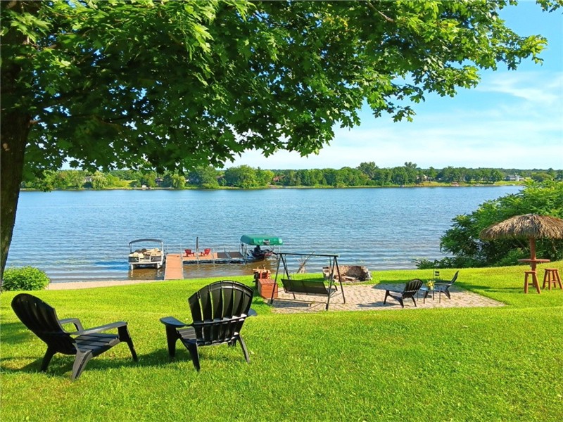 WATERFRONT WITH PANORAMIC VIEW / HUGE PRIVATE PATIO AND ENTRANCE / NICE LOCATION NEAR NATIONAL PARK!