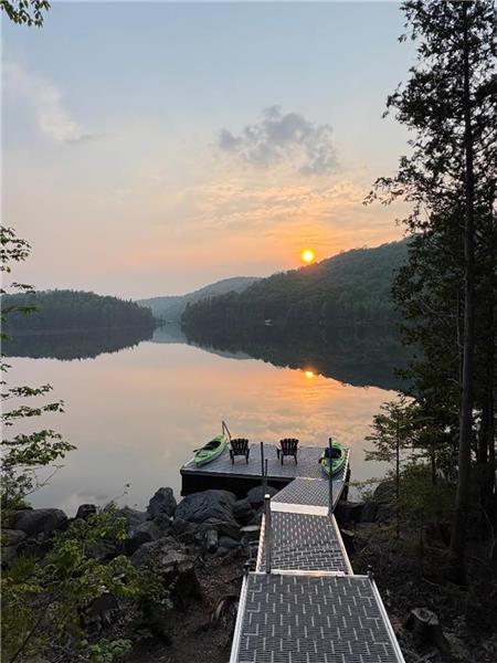 Bijou on the Lake! Lake front 4 bedroom, 3+ bathroom, Spa, dog friendly, modern 3,000 sq. ft home