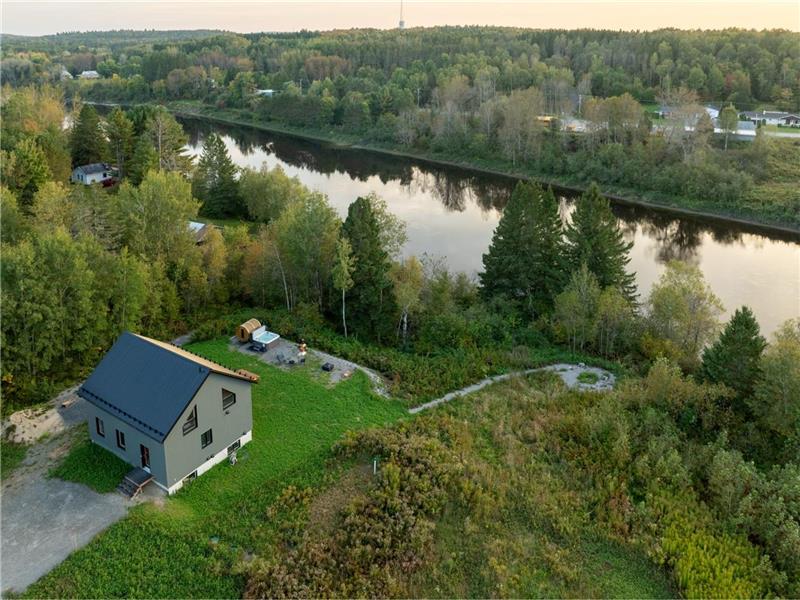 Batiscan, Bord de l'eau avec spa et sauna