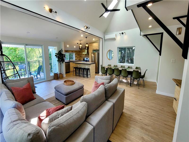 Meraki Chalet: Riverside Chalet w/ 9-seat Hot Tub, Dock & Kayaks