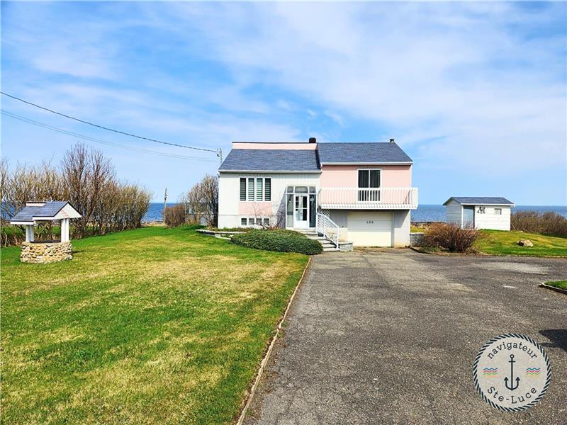 Maison Rose au bord de la mer