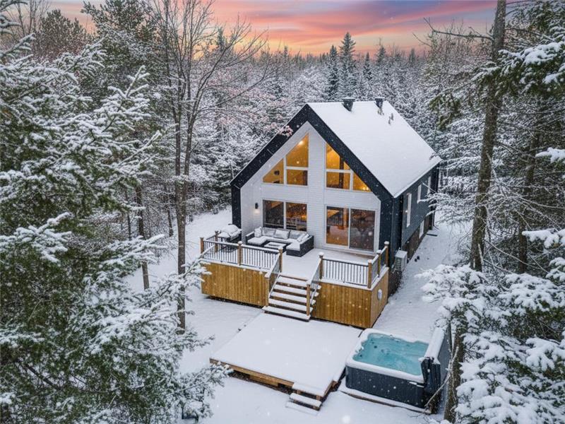 Spa - Lake - Game Room | LAUM