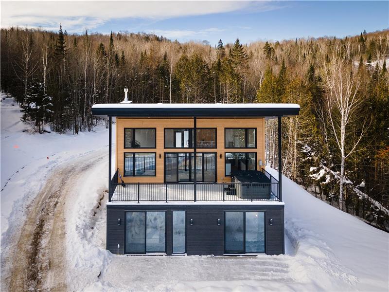 Spa & Mountain View | Le Eastmain View