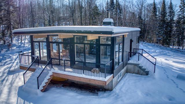 Construction neuve, bord de l'eau