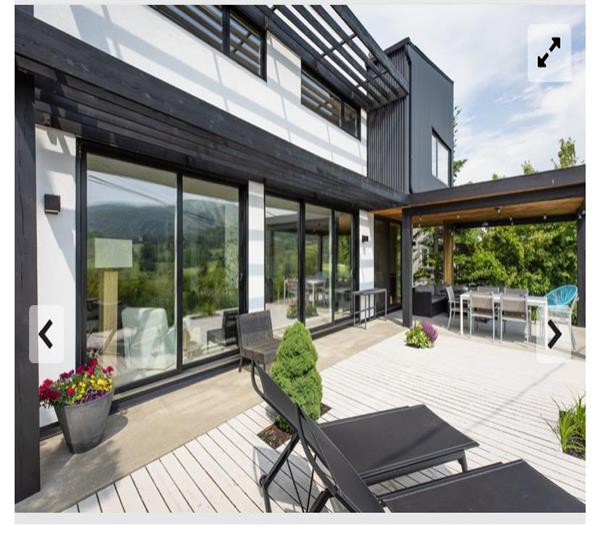 Beautiful house with spectacular views of Bromont mountain and golf. 2 minutes from ski Bromont.