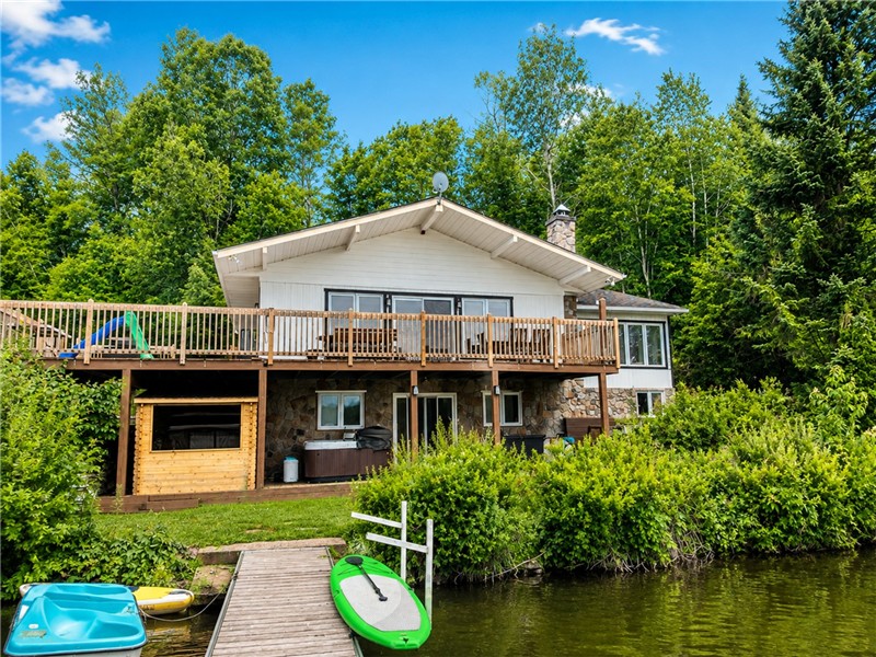 Votre refuge idéal au bord du lac : un chalet comfortable avec spa, sauna , jacuzzi et foyer.