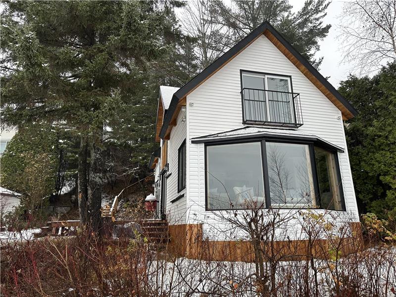 Waterfront chalet on Lake St Joseph (Fossambault)