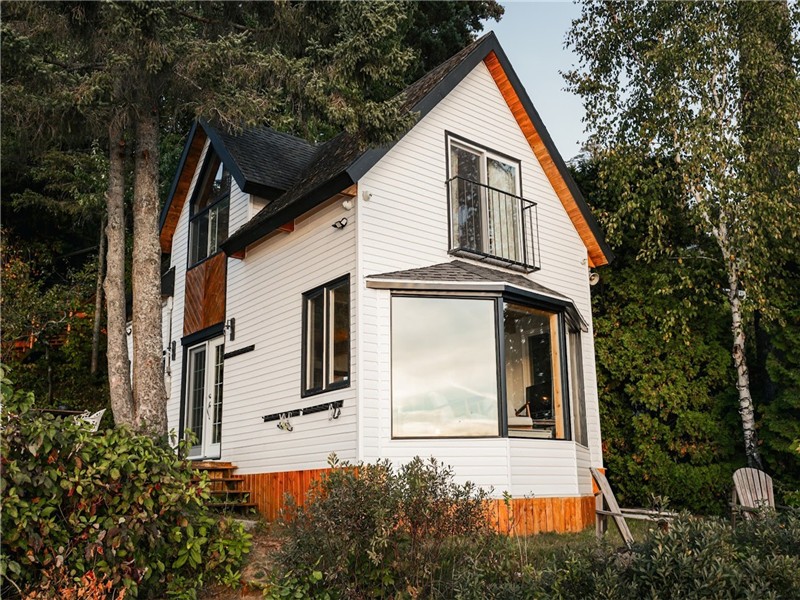 Waterfront chalet on Lake St Joseph (Fossambault)