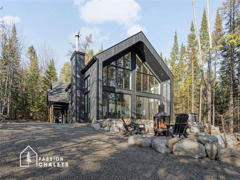 * PASSION CHALETS * | LE SHACK À REJ | SPA - SAUNA - SKI OUT VAL ST-CÔME - TABLE DE BILLARD - FOYER