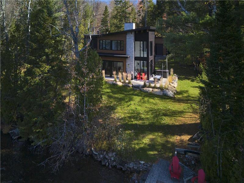 Chalet du Barrage, lake and ski