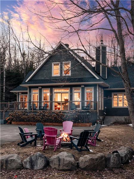 Chalet Geais Bleus - 2 min des pistes du Mont-Blanc- 15 mins du Tremblant - Spa et Billiards