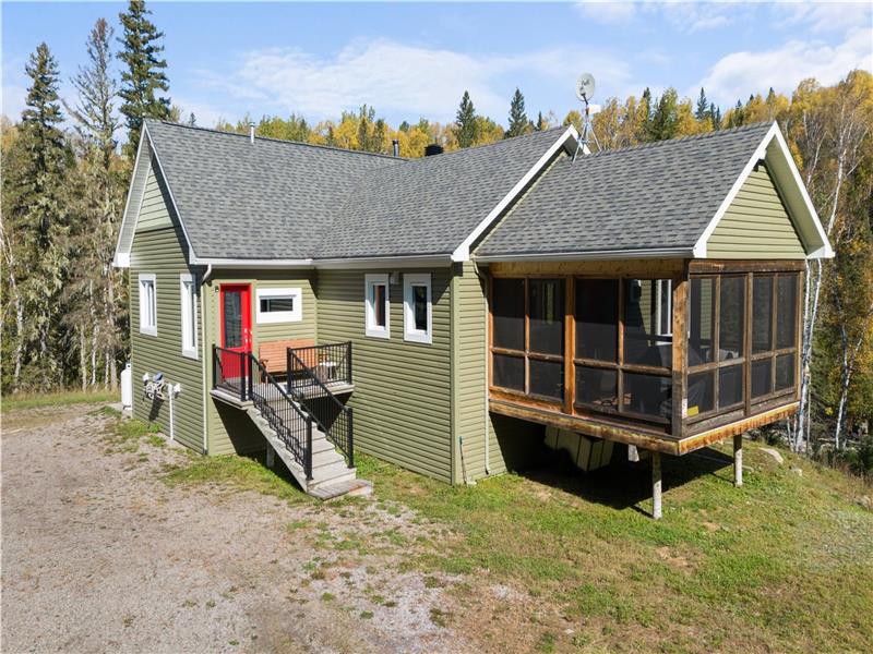 Chalet à St-Michel-des-Saints ***PRODUIT UNIQUE*** Peut accueillir 12 pers., superbe vue sur l'eau