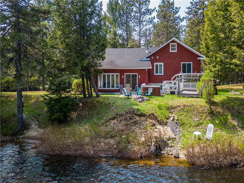 Beau chalet bord de rivière!!